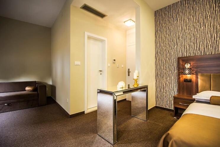 أوميس Central Luxury Rooms المظهر الخارجي الصورة