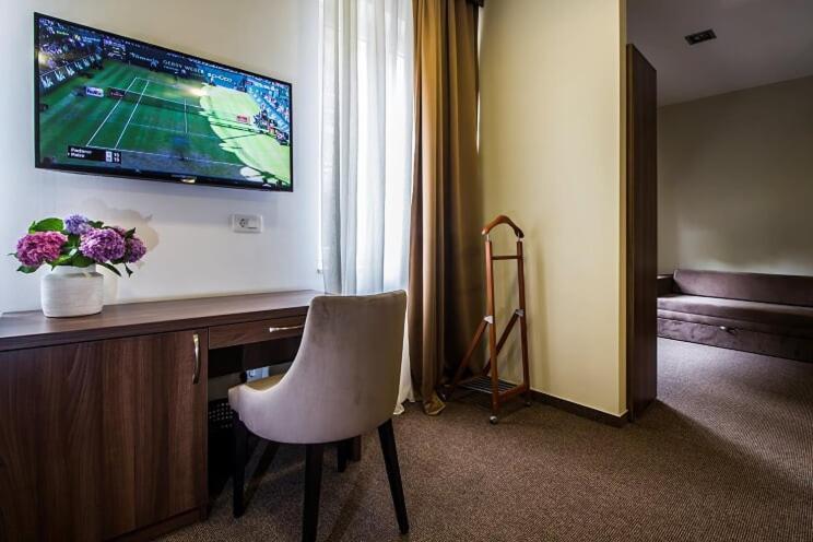 أوميس Central Luxury Rooms المظهر الخارجي الصورة