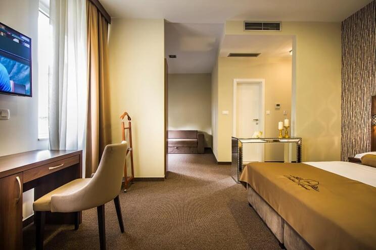 أوميس Central Luxury Rooms المظهر الخارجي الصورة