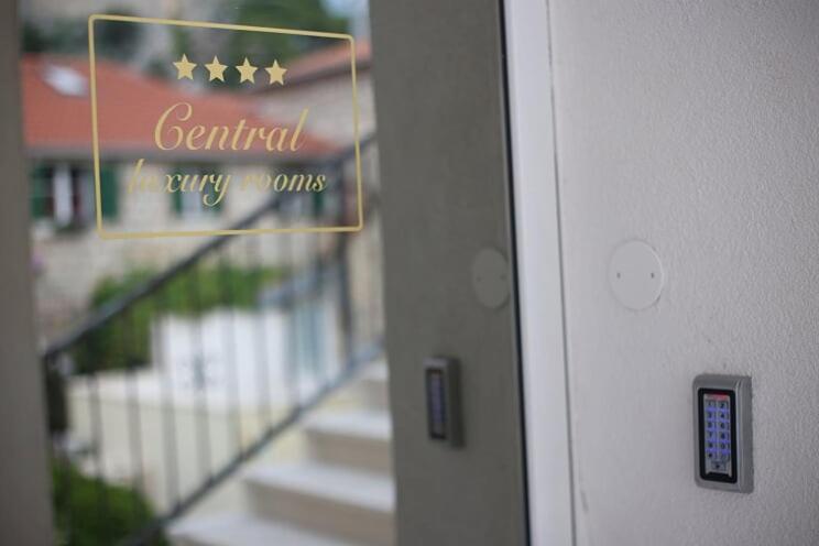 أوميس Central Luxury Rooms المظهر الخارجي الصورة