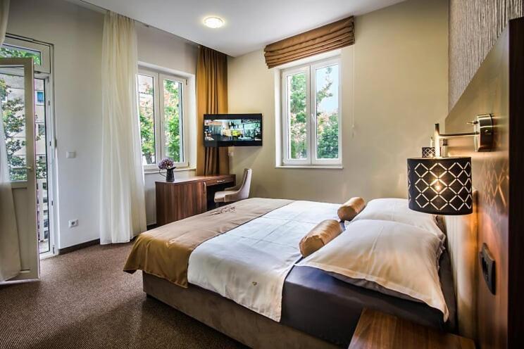 أوميس Central Luxury Rooms المظهر الخارجي الصورة