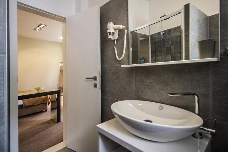 أوميس Central Luxury Rooms المظهر الخارجي الصورة